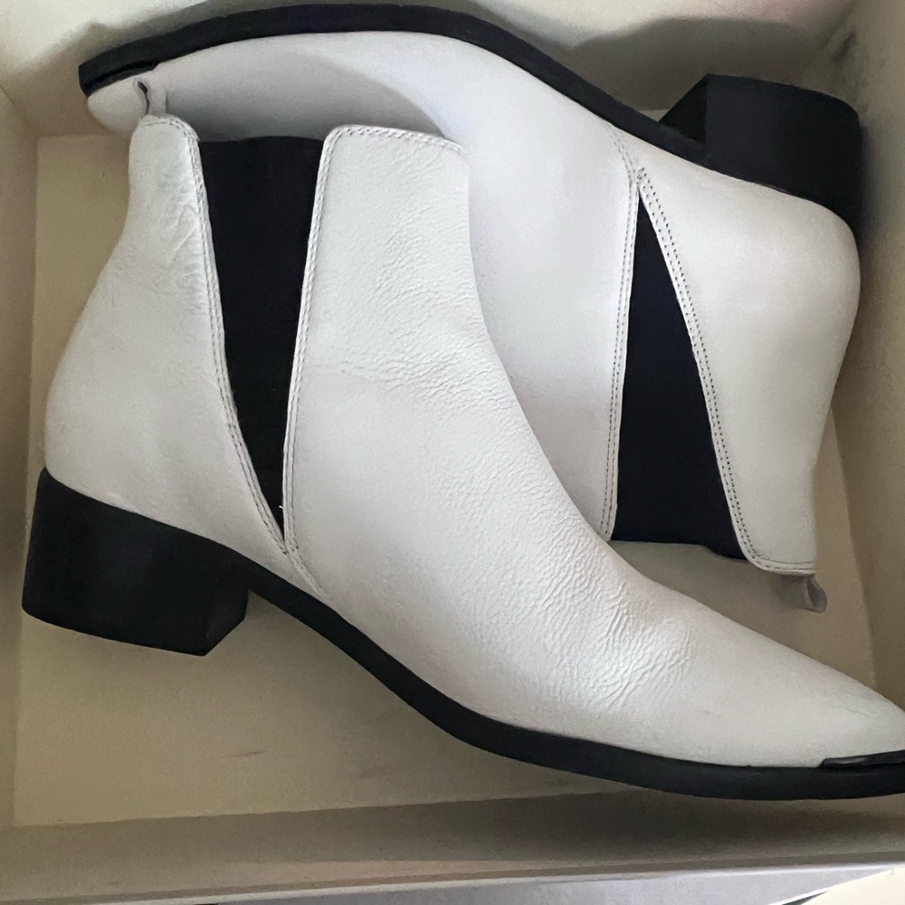 Marc Fisher White flat boots Size 7.5